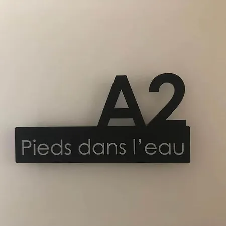 Captain Yoo - Pieds Dans L'eau - Face Au Port