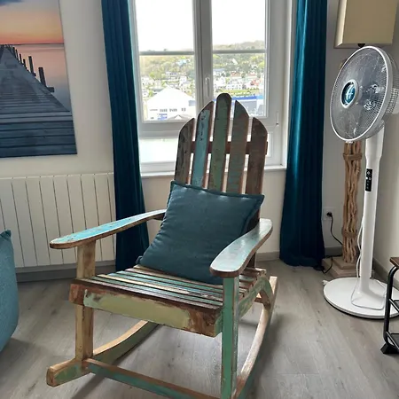 Captain Yoo - Pieds Dans L'eau - Face Au Port